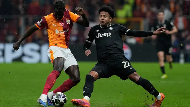 Pemain Galatasaray Davinson Sanchez (kiri) berebut bola dengan pemain Juventus Weston McKennie