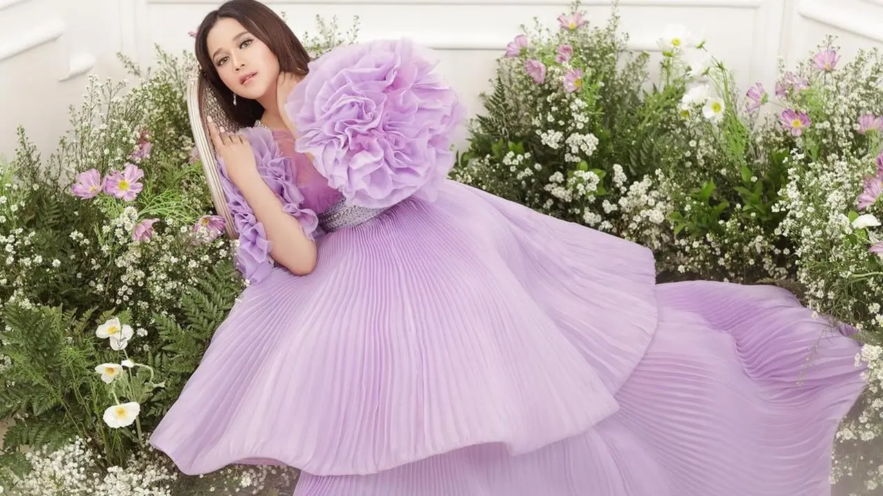 Potret Brisia Jodie Dengan Gaun Ungu, Bak Putri Dari Negeri Dongeng