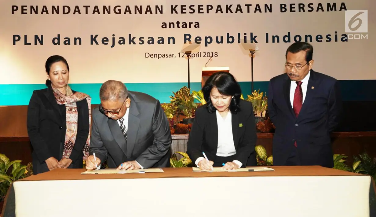 Menteri BUMN Rini Soemarno (kiri) menyaksikan penandatangan kesepakatan PT PLN (Persero) bersama Kejaksaan Agung di Bali, Kamis (12/4). Kerja sama itu mengenai penanganan masalah hukum bidang perdata dan tata usaha negara. (Liputan6.com/Pool/PLN)