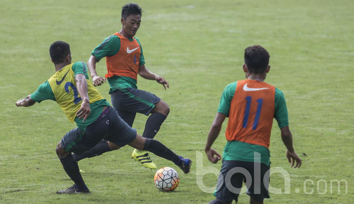 Bek Madura United, Rizky Dwi Febriyanto, berusaha merebut bola saat seleksi Timnas Indonesia U-22 di Lapangan SPH Karawaci, Banten, Kamis (23/2/2017). (Bola.com/Vitalis Yogi Trisna)