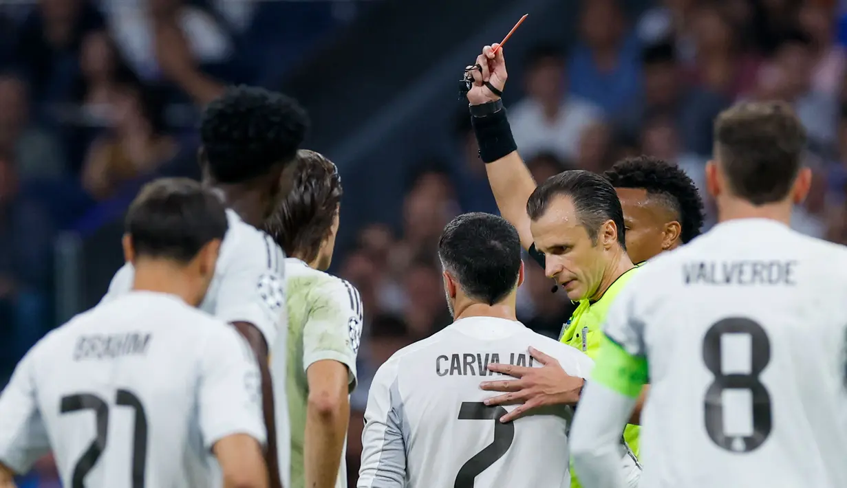 Kemenangan Real Madrid atas Marseille di Liga Champions harus ternodai dengan kartu merah yang diterima Dani Carvajal. Bek veteran Real Madrid itu dikeluarkan dari lapangan oleh wasit setelah menanduk kiper Marseille Gerónimo Rulli pada menit ke-72. (AFP/Oscar Del Pozo)