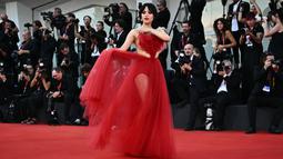 Jenna Ortega tampil berani dalam balutan gaun merah tipis saat menghadiri  pemutaran perdana Beetlejuice 2. (Marco BERTORELLO / AFP)