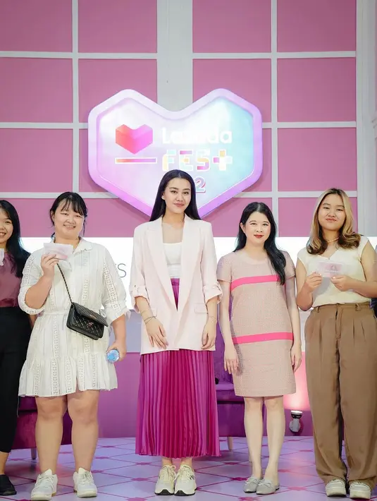 Aaliyah Massaid padukan gaya feminin sporty dengan nuansa pink-fuschia [@aaliyah.massaid]