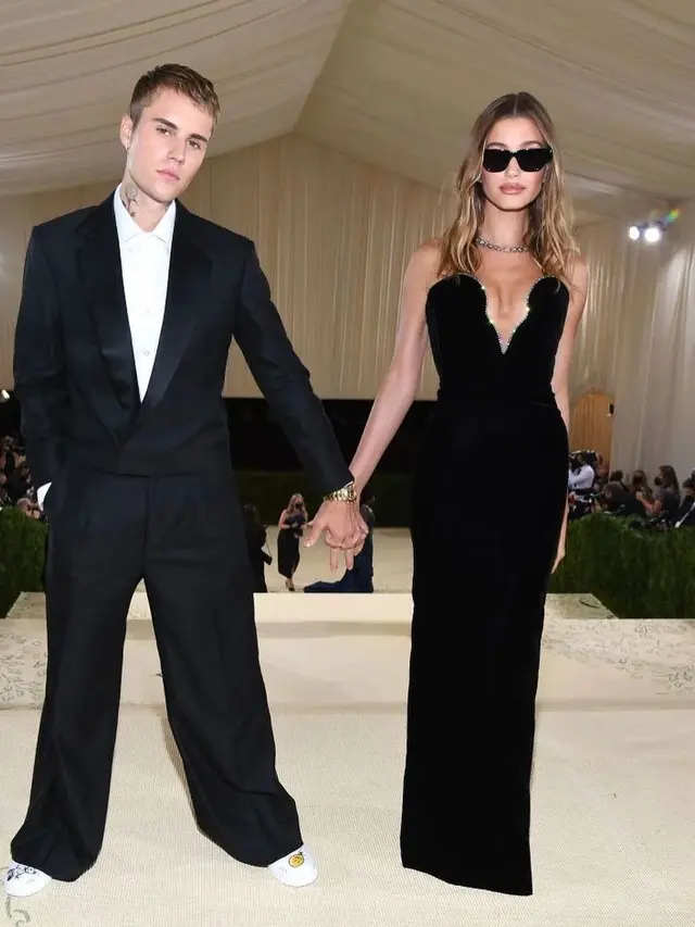 Gaya Kompak Justin Bieber dan Hailey Sebagai Pasangan Bucin Sejati