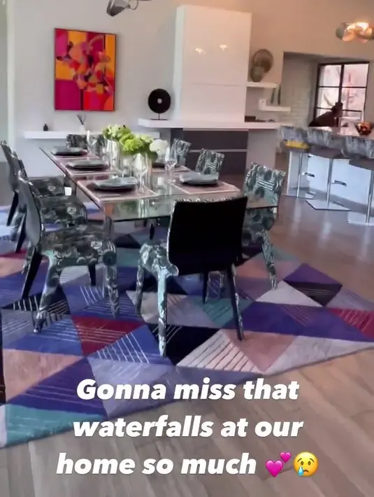 Tidak hanya mobil mewah yang berjejer di garasi, tapi juga masuk ke dalam rumah, mewah dengan segala fasilitas lengkap. [Instagram/farahquinnofficial]