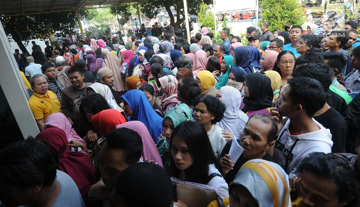Warga mengantre untuk mengajukan permohonan pencetakan E-KTP di Kantor Disdukcapil Kota Bogor, Jawa Barat (6/6). Antrean ini membludak karena disebabkan pelayanan yang dibatasi hanya 400 orang per hari. (Merdeka.com/Arie Basuki)