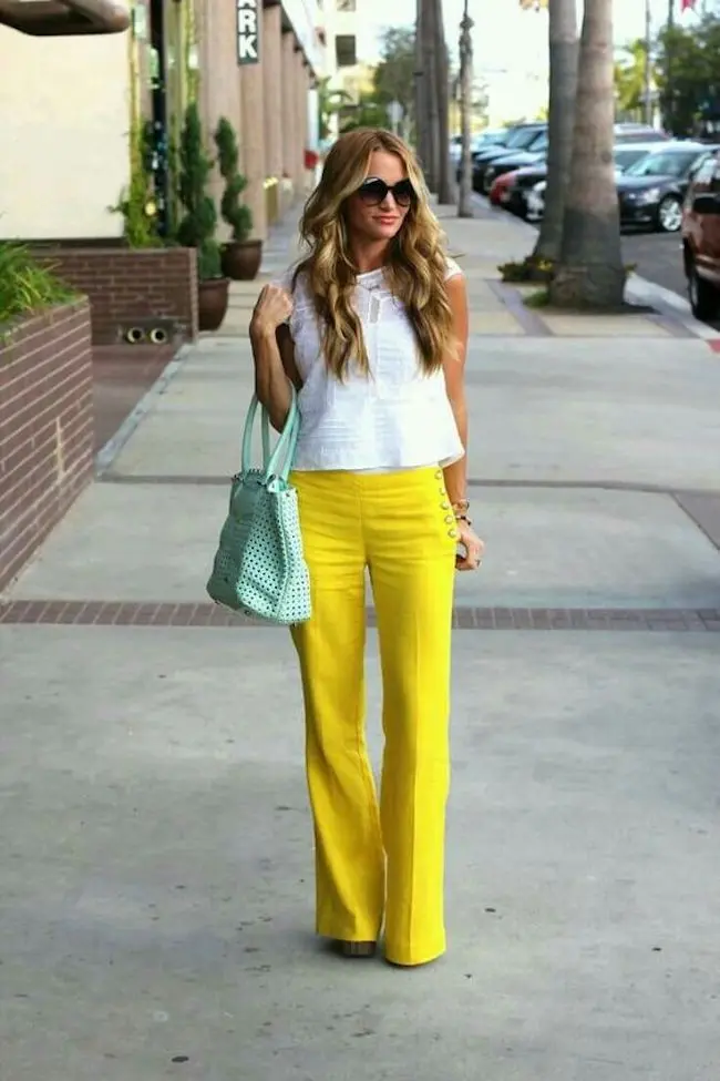 Inspirasi gaya busana dengan colorful pants. (sumber foto: vix.com/pinterest)