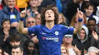 Bek Chelsea, David Luiz, merayakan gol yang dicetaknya ke gawang Watford pada laga Premier League di Stadion Stamford Bridge, London, Minggu (5/5). Chelsea menang 3-0 atas Watford. (AFP/Ben Stansall)