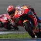 Pembalap Repsol Honda Marc Marquez saat berlaga pada balapan MotoGP Thailand 2019 di Chang International Circuit, Buriram, Minggu (6/10/2019). Marquez finis di posisi terdepan pada MotoGP Thailand 2019. (Lillian SUWANRUMPHA/AFP)