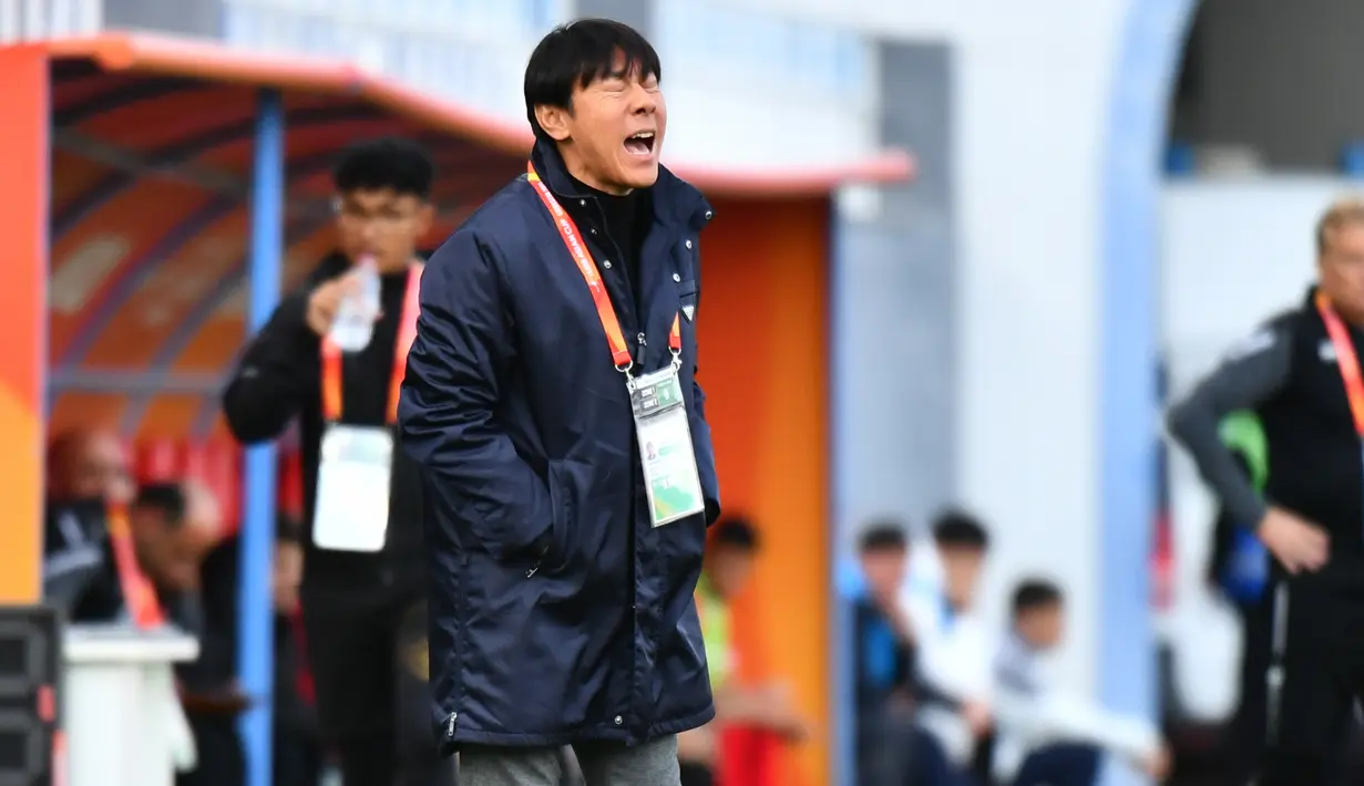 <p>Pelatih Timnas Indonesia U-20, Shin Tae-yong berteriak kepada para pemainnya saat menghadapi Suriah U-20 pada laga matchday kedua Grup A Piala Asia U-20 2023 di Lokomotiv Stadium, Tashkent, Uzbekistan, Sabtu (4/3/2023). (AFC/Adam Aidil)</p>