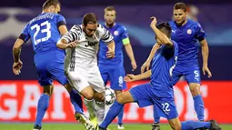 Striker Juventus, Gonzalo Higuain, mencoba melewati hadangan pemain Dinamo Zagreb dalam laga kedua Grup H Liga Champions di Stadion Maksimir, Rabu (28/9/2016) dini hari WIB. (AFP)