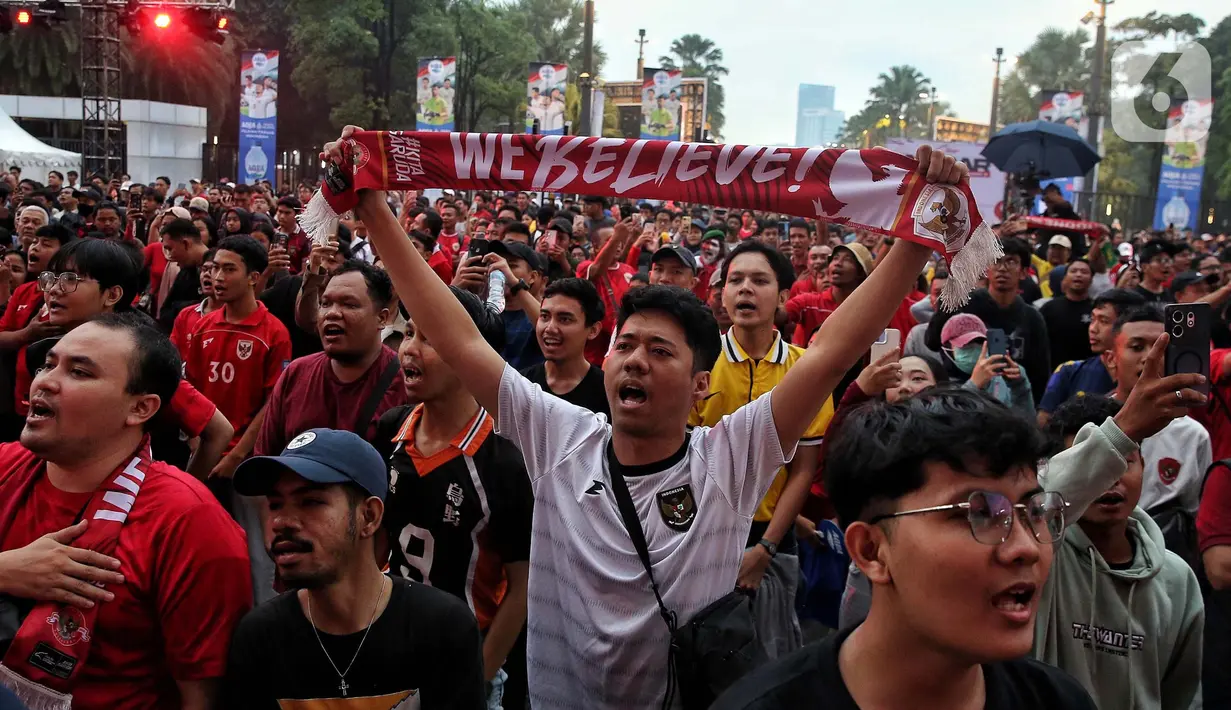 Sebelumnya, ribuan pendukung Timnas Indonesia berkumpul di salah satu area Stadion Utama Gelora Bung Karno, Jakarta, Selasa (10/6/2025). (Liputan6.com/Angga Yuniar)