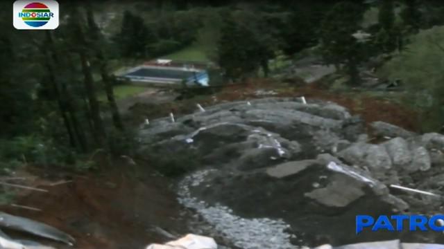 Dalam rekaman, tampak pergerakan tanah hingga ambles sedalam  40 meter dengan panjang 150 meter.