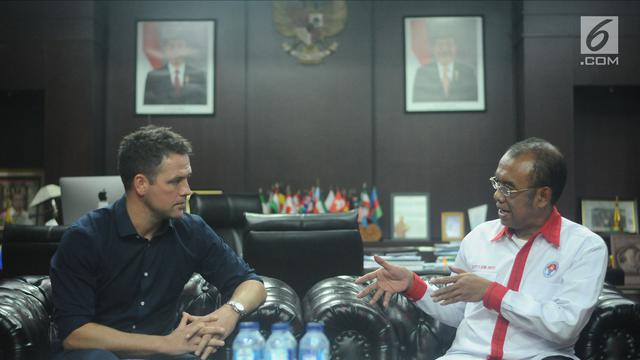 Sambangi Kemenpora, Legenda Timnas Inggris Dihadiahi Batik