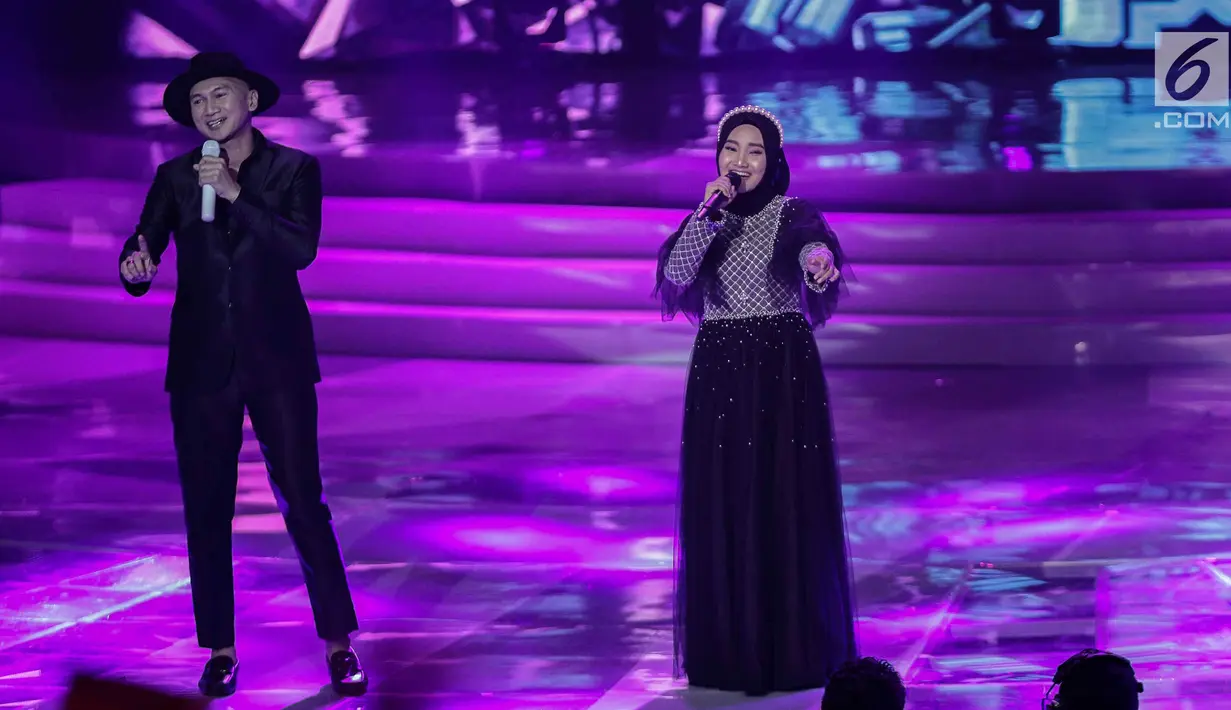 Penampilan Anji dan Fatin Shidqia Lubis dalam malam puncak Puteri Muslimah Asia 2018 di Jakarta, Senin (7/5). Puteri Muslimah Asia 2018 diikuti berbagai negara di Asia. (Liputan6.com/Faizal Fanani)