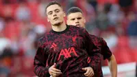 Gelandang Liverpool asal Jerman #07, Florian Wirtz (kiri), dan bek Liverpool asal Hungaria #06, Milos Kerkez, melakukan pemanasan menjelang pertandingan persahabatan pramusim kedua antara Liverpool dan Athletic Bilbao di Anfield, Liverpool, Inggris barat laut, pada 4 Agustus 2025. (Darren Staples/AFP)