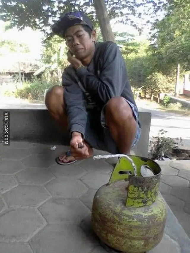 7 Meme Kocak Orang Main Petasan untuk Rayakan Lebaran Ini Absurd Banget