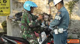 Citizen6, Surabaya: Wadan Denprov Pasmar-1 Mayor Laut (PM) Cholid memimpin langsung kegiatan ini serta menjelaskan bahwa Operasi Gaktib ini merupakan salah satu upaya untuk menekan tindak pelanggaran lalu lintas. (Pengirim: Budi Abdillah)