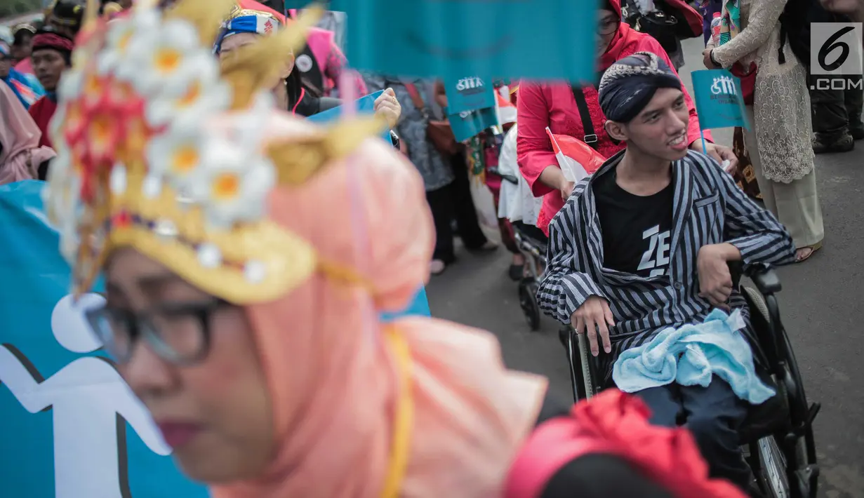 Sejumlah penyandang disabilitas mengikuti pawai budaya di kawasan MH Thamrin, Jakarta, Selasa (27/8/2019). Kegiatan bertema “Menuju Disabilitas Merdeka” tersebut menuntut pemerintah Indonesia untuk tidak melakukan diskriminasi terhadap mereka. (Liputan6.com/Faizal Fanani)
