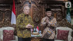 Ketua Umum PP Muhammadiyah Haedar Nashir (kanan) menerima Duta Besar AS untuk Indonesia Joseph R Donovan Jr saat pertemuan di Jakarta, Selasa (15/10/2019). Pertemuan tersebut dalam rangka silaturahmi kepada organisasi massa Islam di Jakarta. (Liputan6.com/Faizal Fanani)