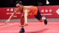 Tunggal putra Jepang, Kento Momota, berusaha mengembalikan kok saat melawan tunggal Indonesia, Anthony Ginting, pada BWF World Tour 2019 di Tianhe Gymnasium, Guangzhou, Minggu (15/12). Ginting kalah 21-17, 17-21 dan 14-21 dari Momota. (AFP/STR)