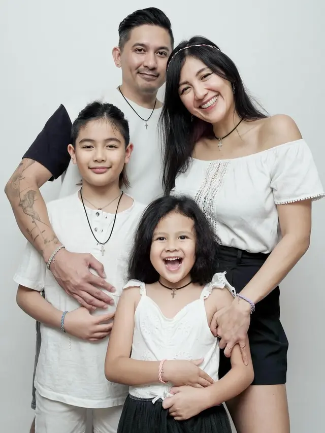 Family Potrait Ryan Delon dan Sharena, Selalu Kompak dengan Dua Buah Hati
