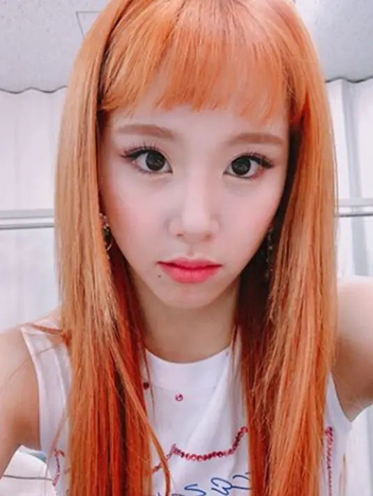 Chaeyoung sempat memamerkan penampilannya barunya di Instagram. Dalam foto selfie itu, ia terlihat percaya diri tampil dengan warna rambut yang mencolok. (Foto: instagram.com/twicetagram)