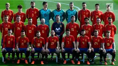 Pemain timnas Spanyol berpose mengenakan jersey terbaru di "Ciudad del Futbol" di Las Rozas, dekat Madrid (8/11). Jersey terbaru ini akan digunakan Spanyol untuk Piala Dunia 2018 di Rusia. (AFP Photo/Pierre Philippe Marcou)