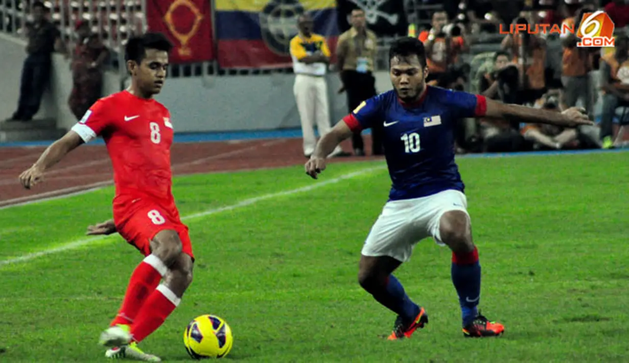 Pemain Malaysia, Shahdan Sulaiman (kiri) berusaha keluar dari kawalan Pemain Malaysia, Safee Sali (kanan) dalam Laga Piala AFF Suzuki 2012 di Stadion Bukit Jalil, Kuala Lumpur, Malaysia, minggu 25 November 2012. pertandingan berakhir 0-3 untuk Singapura.