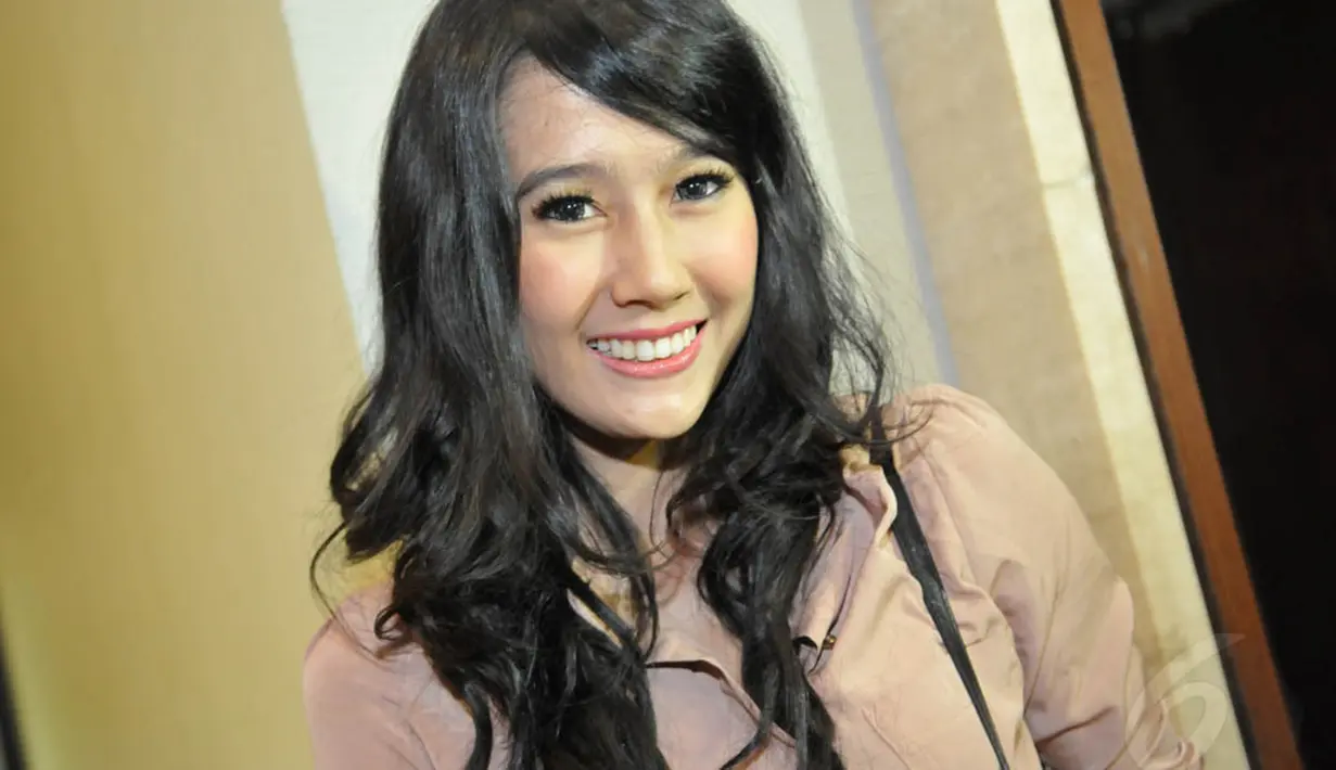 Saat ini artis yang akrab dipanggil Rasti itu tengah fokus dalam meniti karier di dunia seni peran ketimbang berpikir soal asmara, Senin (2/6/14). (Liputan6.com/Panji Diksana)