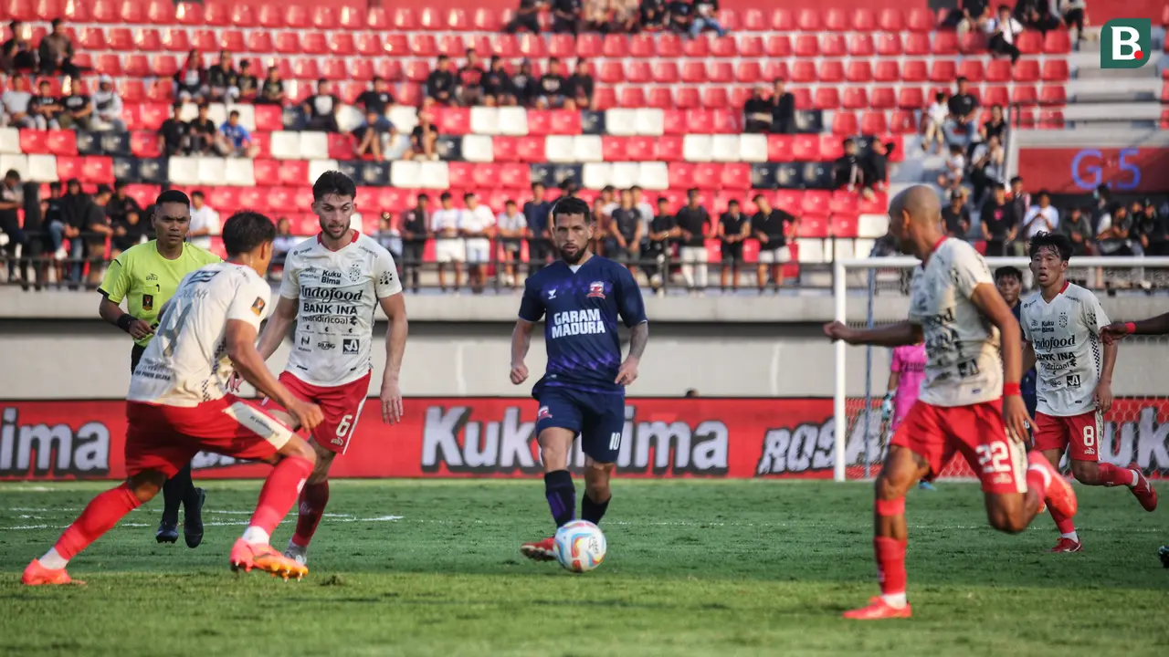 Gelandang Madura United Iran Junior berusaha lepas dari kawalan pemain Bali United dalam laga kedua Piala Presiden 2024 grup B di Stadion Kapten I Wayan Dipta pada Rabu (24/7/2024).
