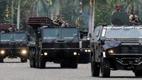 Sedangkan kekuatan untuk Defile Pasukan dan Alutsista terdiri dari 1 Yon Drumband gabungan Taruna Akademi TNI, Kelompok Panji-Panji, 1 Brigade Gabungan (1 Yon POM, 1 Yon Wan TNI dan 1 Yon Taruna Akademi TNI), 1 Brigade TNI, 1 Brigade TNI AD 1 Brigade TNI AL, 1 Brigade TNI AU, 1 Yon Gabungan Komcad dan Komduk, 1 Kompi Pasukan Teatical dan pok Pers Veteran (naik kendaraan). (merdeka.com/Imam Buhori)