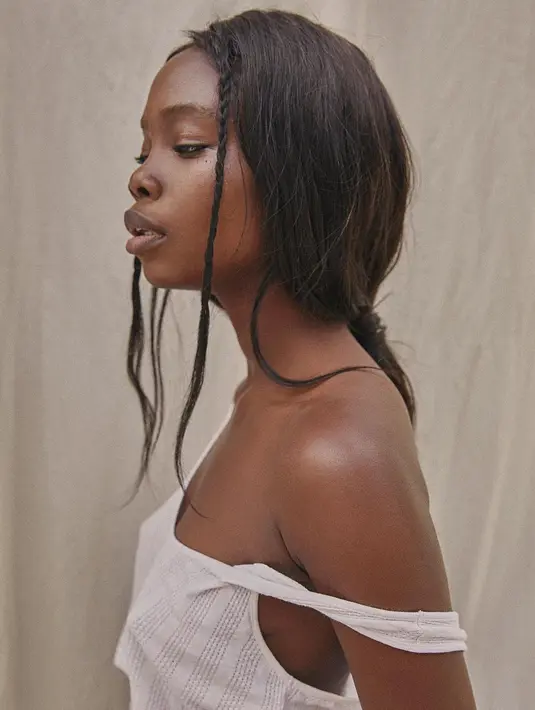 Hijau cocok dengan rambut panjang tanpa lapisan. Pribadi yang penyayang, bertanggung jawab, dan menyembuhkan. Aura hijau biasanya mengubah dunia sebagai aktivis dan pengasuh. Rambut tidak ada dalam radar mereka, sehingga sesuatu yang praktis harus dilakukan, seperti rambut panjang tanpa lapisan atau lapisan yang sangat lembut. Gaya rambut ini harus dibiarkan cukup lama untuk bisa disimpul ke atas atau kepang. Foto: Instagram.