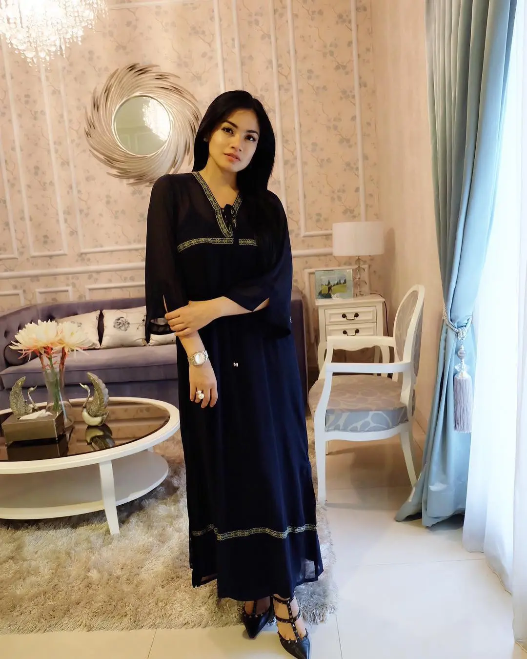 Selebriti ini makin cantik dalam balutan kaftan. (sumber foto: @titi_kamal/instagram)