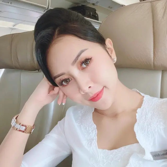 Kerja Keras Sridevi Safitri Jadi Pramugari dan Influencer Penuh Prestasi