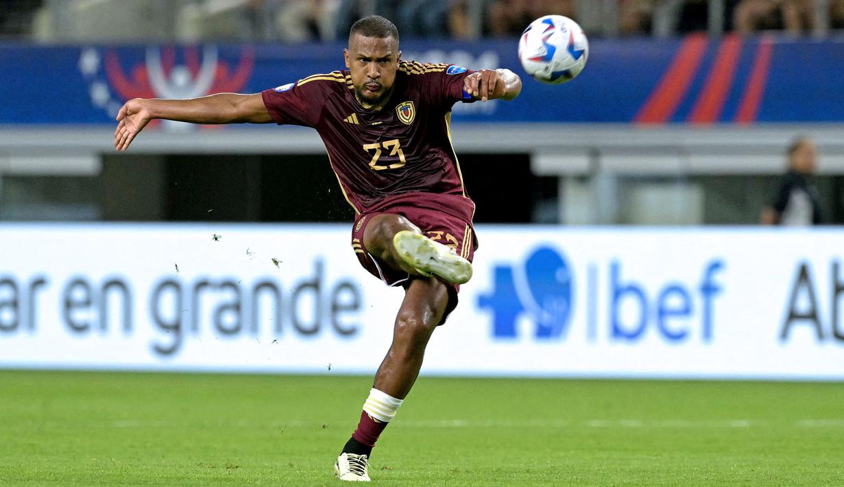 Pemain Venezuela, Jose Rondon mencetak ke gawang Kanada melalui tendangan jarak jauh pada laga perempat final Copa Ameirca 2024 di  AT&T Stadium, Arlington, Texas, Sabtu (06/07/2024) WIB. (AFP/Juan Mabromata)