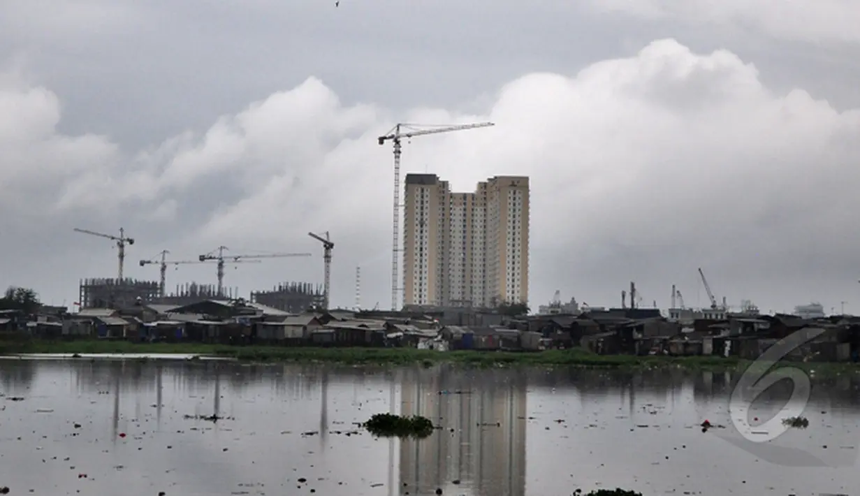 Real Estate Indonesia (REI) memperkirakan, tingginya suku bunga dan adanya kebijakan loan to value (LTV) membuat pertumbuhan properti melambat. Tampak gedung sedang dibuat di kawasan Waduk Pluit, Jakarta, Rabu (11/2/2015)(Liputan6.com/Faizal Fanani)