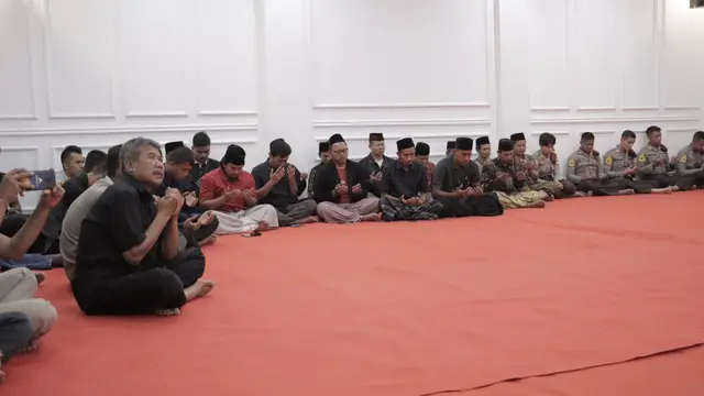 Suporter sepak bola di Pemalang, Jawa Tengah menggelar doa bersama untuk korban tragedi Kanjuruhan, Malang, Jawa Timur. (Foto: Polres Pemalang/Liputan6.com)