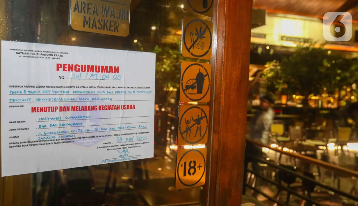 Selebaran berisi pengumuman penutupan gerai Holywings di kawasan Gunawarman, Jakarta, Jumat (15/7/2022). Menteri Investasi/Kepala Badan Koordinasi Penanaman Modal (BPKM) Bahlil Lahadalia telah melakukan pemeriksaan langsung ke Holywings terkait dengan adanya penemuan pelanggaran izin usaha. (Liputan6.com/Herman Zakharia)
