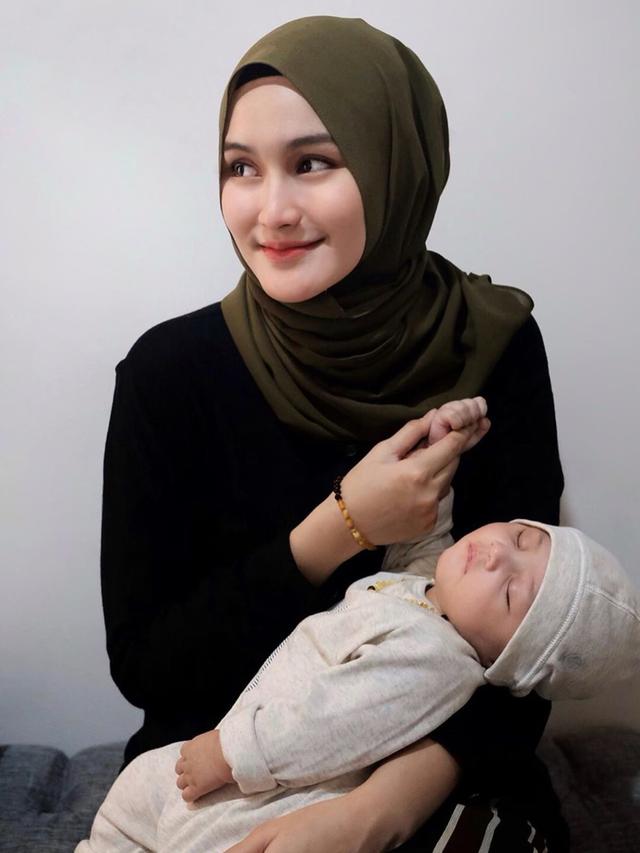 Mantap Berhijab, Ini 6 Potret Nadya Fricella Istri Miqdad Addausy yang Makin Memesona
