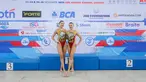 Pasangan Hilda Tri Julyandra (kiri) dan Talitha Amabelle Putri Subeni berpose setelah melakukan aksi dalam nomor duet renang artistik Indonesia Open Aquatic Championships 2025 di Stadion Akuatik, Senayan, Jakarta, Selasa (25/11/2025). (Bola.com/Bagaskara Lazuardi)