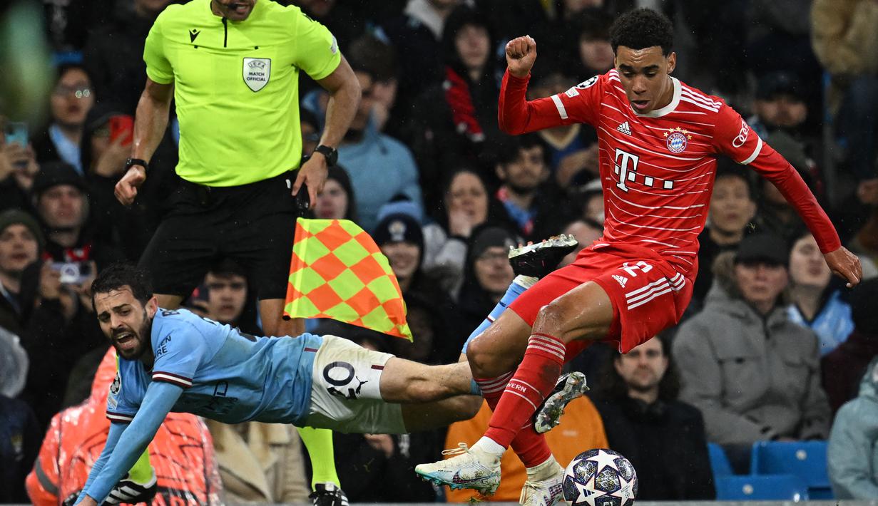 Pemain Bayern Munchen, Jamal Musiala (kanan) berebut bola dengan pemain Manchester City, Bernardo Silva pada laga leg pertama perempat final Liga Champions 2022/2023 di Etihad Stadium, Manchester, Rabu (12/04/2023) WIB. Kemampuan spesial Musiala tidak terlihat di saat pertandingan tersebut. Ia tak mampu berbuat banyak dan kesulitan meladeni tantangan duel-duel fisik dari Rodri dan Stones yang dimainkan sebagai gelandang. (AFP/Paul Ellis)