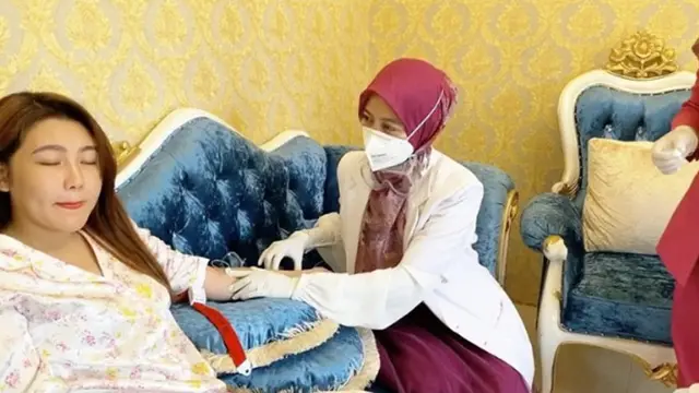 6 Potret Via Vallen Ajak Keluarga Suntik Vitamin dan Tes Suhu, Cegah Corona