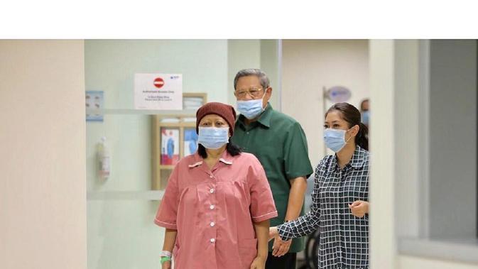 Susilo Bambang Yudhoyono menemani Ani Yudhoyono saat menjalani perawatan di sebuah rumah sakit di Singapura (Dok.Instagram/@aniyudhoyono/https://www.instagram.com/p/Buf_1_JBfGt/Komarudin)