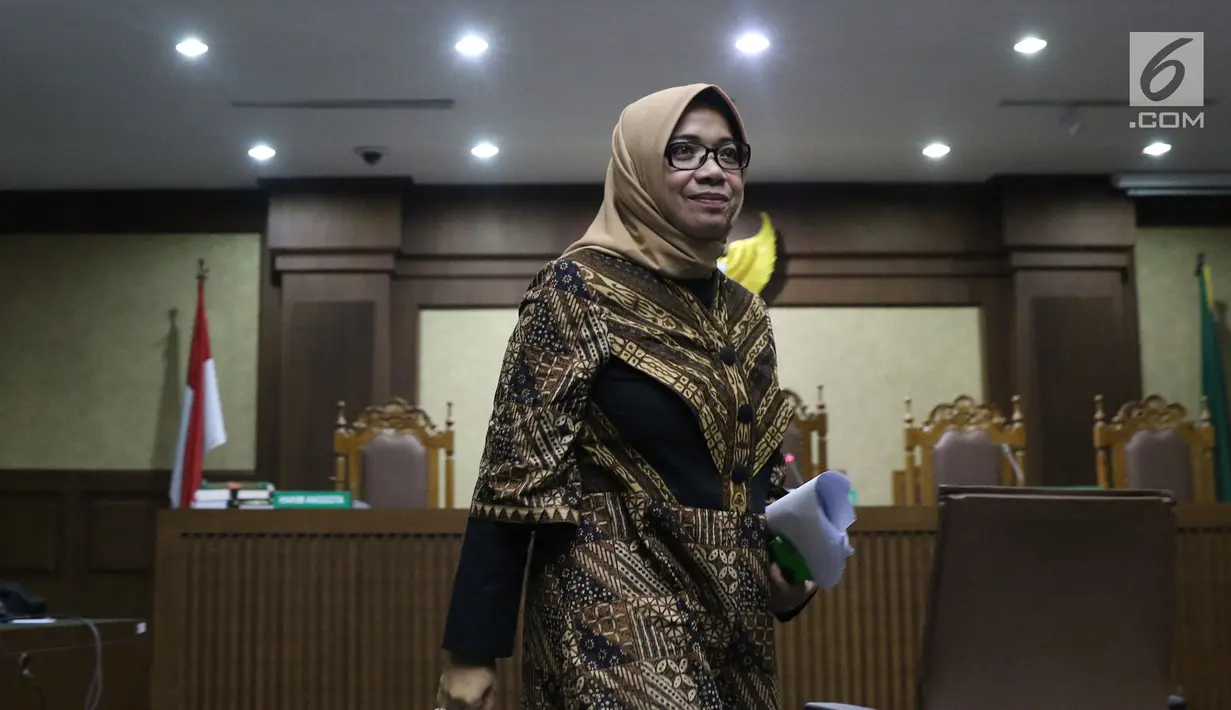 Terdakwa dugaan suap kesepakatan kontrak kerja sama PLTU Riau-1, Eni Maulani Saragih saat jeda sidang di Pengadilan Tipikor, Jakarta, (11/12). Sidang mendengar keterangan saksi, diantaranya Dirut PT PLN, Sofyan Basir. (Liputan6.com/Helmi Fithriansyah)