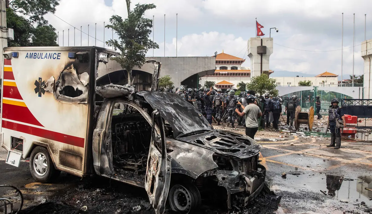 Aksi unjuk rasa yang awalnya berlangsung damai berubah menjadi kerusuhan setelah pihak kepolisian Nepal berupaya menghalau massa sehingga terjadi bentrokan. (PRABIN RANABHAT/AFP)