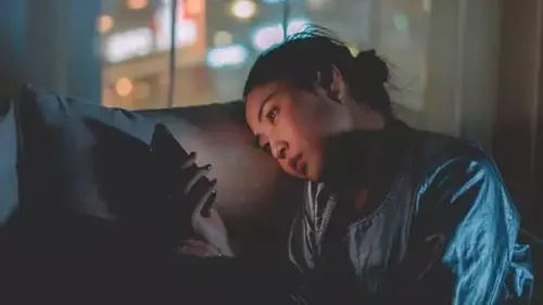 Wanita Ini Telepon Pacarnya 100 Kali Sehari, Didiagnosis Mengidap 'Otak Cinta'