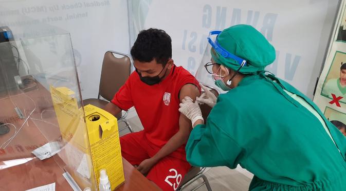 Proses vaksinasi skuad Persis Solo yang ikut dikunjungi Wali Kota Surakarta, Gibran Rakabuming Raka. (Bola.com/Vincentius Atmaja)