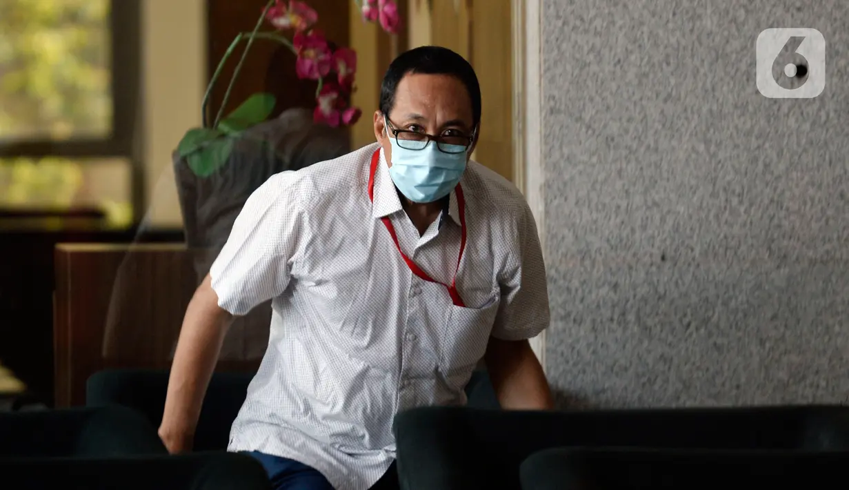 Manajer Penjualan Aircraft Service Wilayah Domestik PT Dirgantara Indonesia, Kemal Hidayanto menunggu di lobi Gedung KPK, Jakarta, Rabu (17/06/2020). Kemal diperiksa terkait dugaan korupsi kegiatan penjualan dan pemasaran pada PT Dirgantara Indonesia (PT DI) pada 2007-2017. (merdeka.com/Dwi Narwoko)