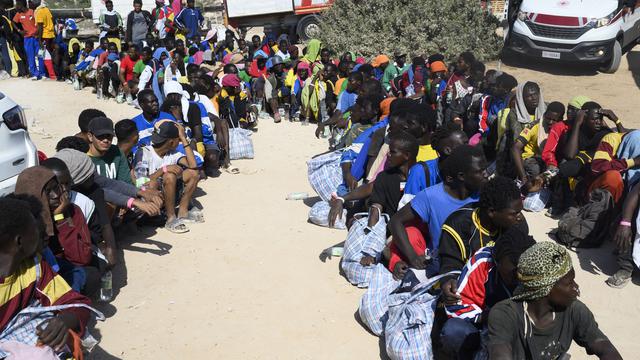 Italia berupaya pindahkan ribuan migran yang mencapai pulau kecil dalam sehari